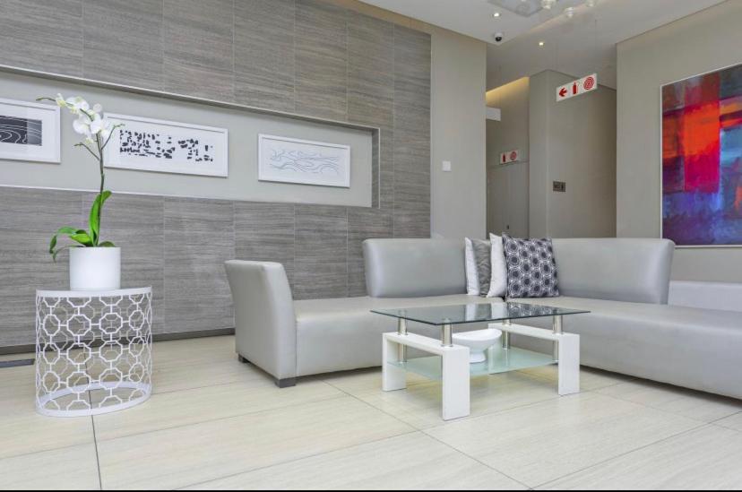 Sandton Luxury Apartment โจฮันเนสเบิร์ก ภายนอก รูปภาพ